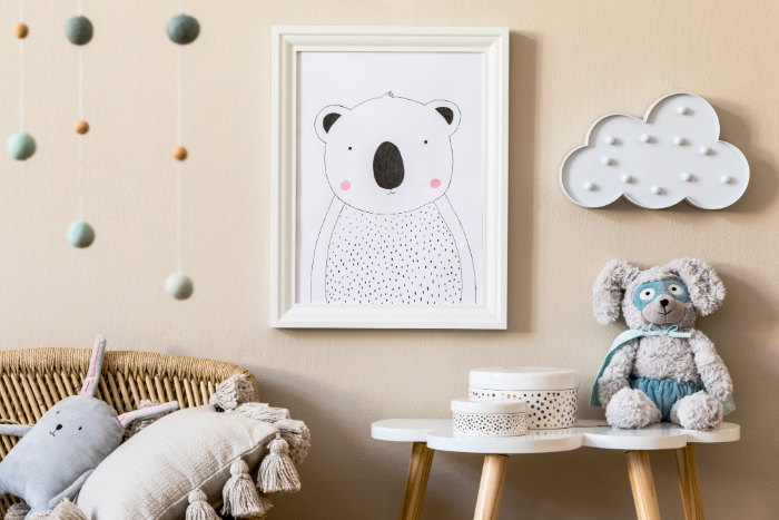 Chambre bébé douce et apaisante avec peluches, coussins, dessin de koala, guirlande nuage et mobile en feutrine.