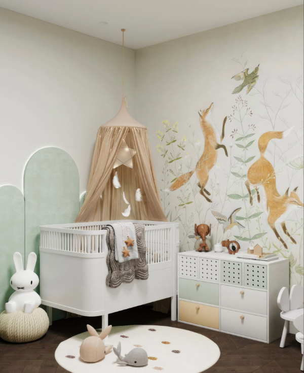 Chambre bébé douce et chaleureuse, décor renards muraux, lit blanc, mobile plume, jouets en peluche et meubles pastel.