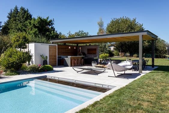 Espace extérieur couvert avec bar et cuisine d'été en bois