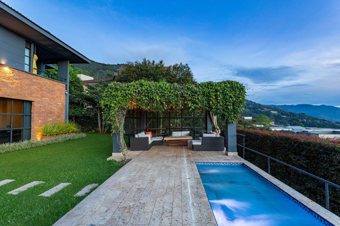 Pool house avec décoration naturelle