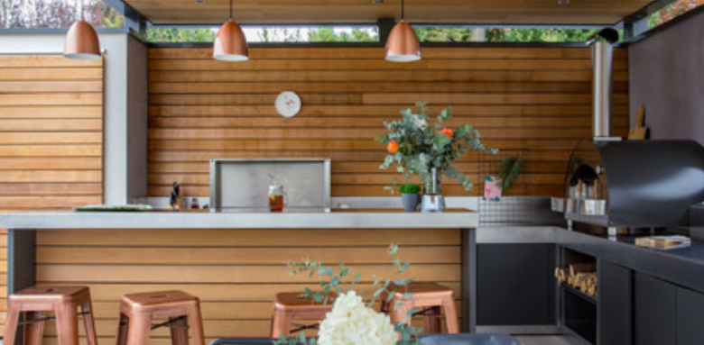 Cuisine extérieur moderne avec des plantes