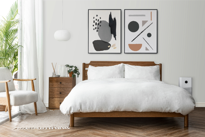 Chambre naturelle et épurée avec mobilier bois, luminaires design et couleurs neutres.