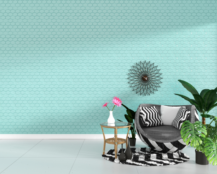 Déco de bien-être avec mur turquoise hexagonal ,plantes vertes et tapis graphique.
