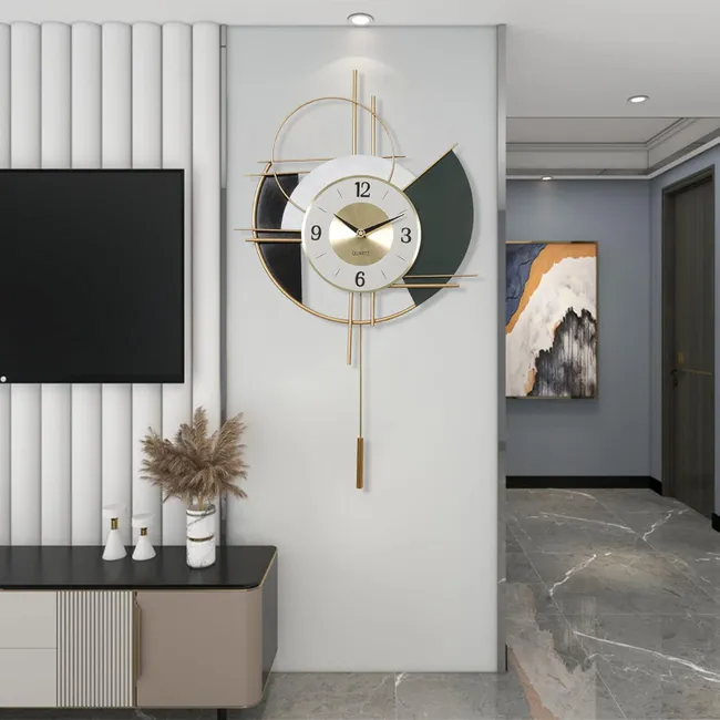 Un grand mur de salon incluant une horloge design, un meuble TV beige avec des objets déco.