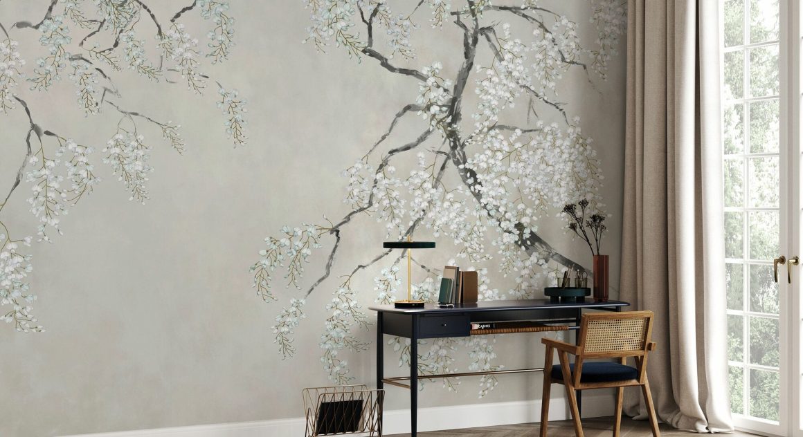 Coin bureau zen et élégant avec papier peint panoramique floral et lumière naturelle abondante.
