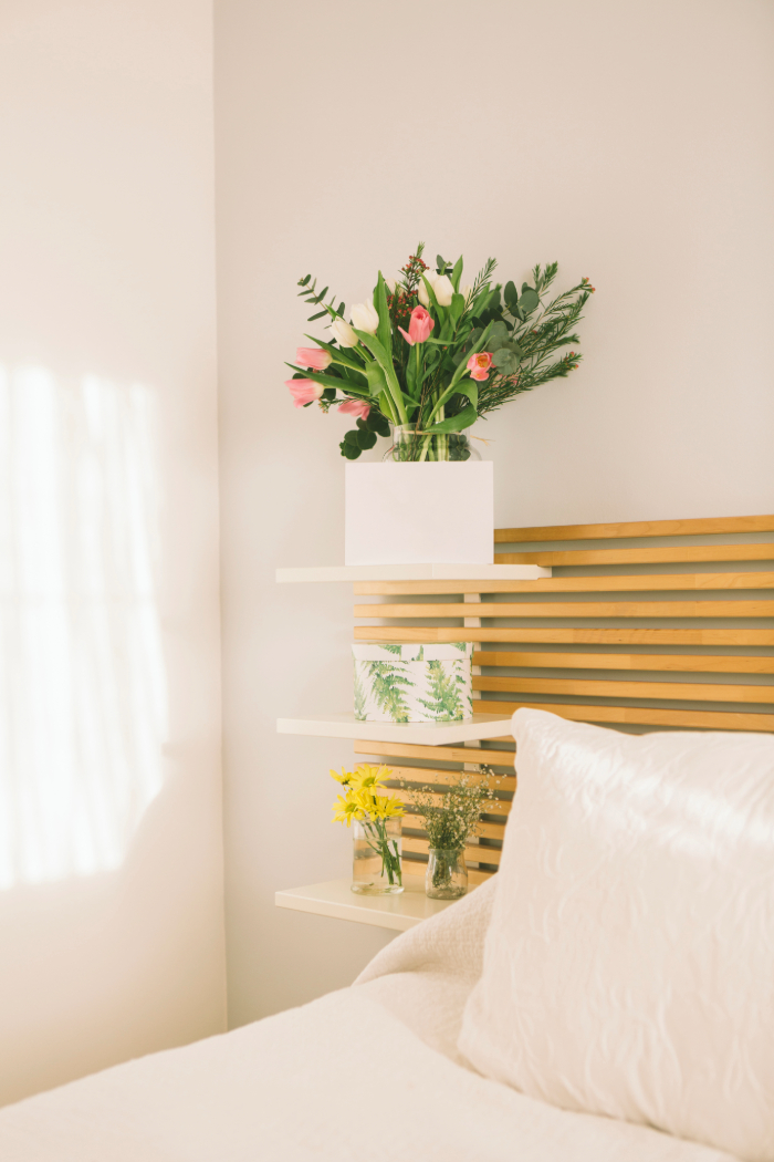 déco chambre zen nature avec des fleurs fraîches.