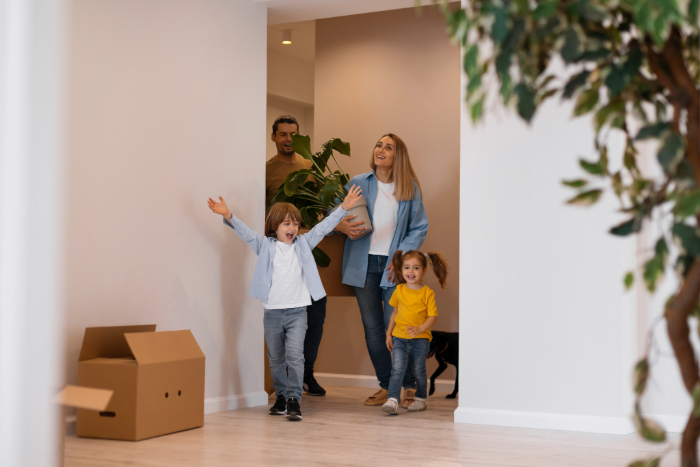 Une famille joyeuse fait la réception de leur maison neuve.
