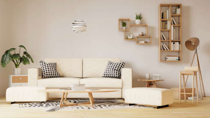 Salon scandinave avec canapé beige, étagères en bois, lampe, table basse et plantes vertes.