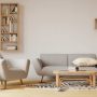 Salon scandinave cocooning aux tons neutres incluant canapé, fauteuil, plaid, tapis et plantes.