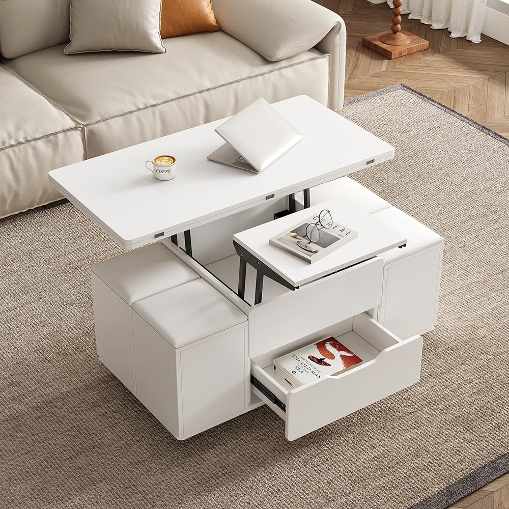 Table basse multifonction blanche avec tiroir, plateau relevable et quatre tabourets assortis, installée sur tapis beige devant canapé.