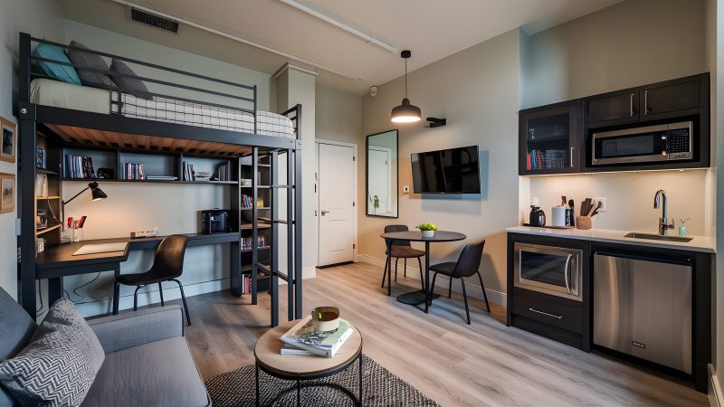 Aménagement petit appartement 30m2 avec mezzanine, coin repas, petite cuisine et canapé.