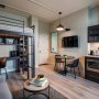 Aménagement petit appartement 30m2 avec mezzanine, coin repas, petite cuisine et canapé.