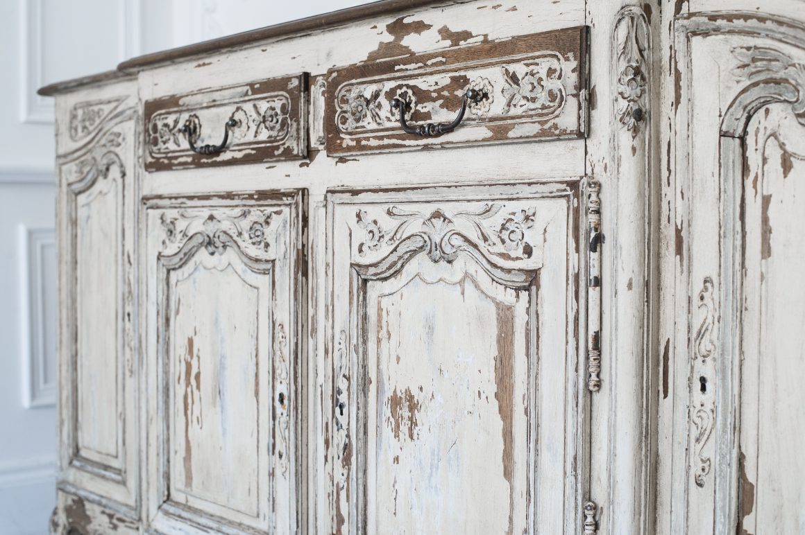 Donnez un effet de bois vieilli à votre commode, pour beaucoup de charme et d'authenticité.