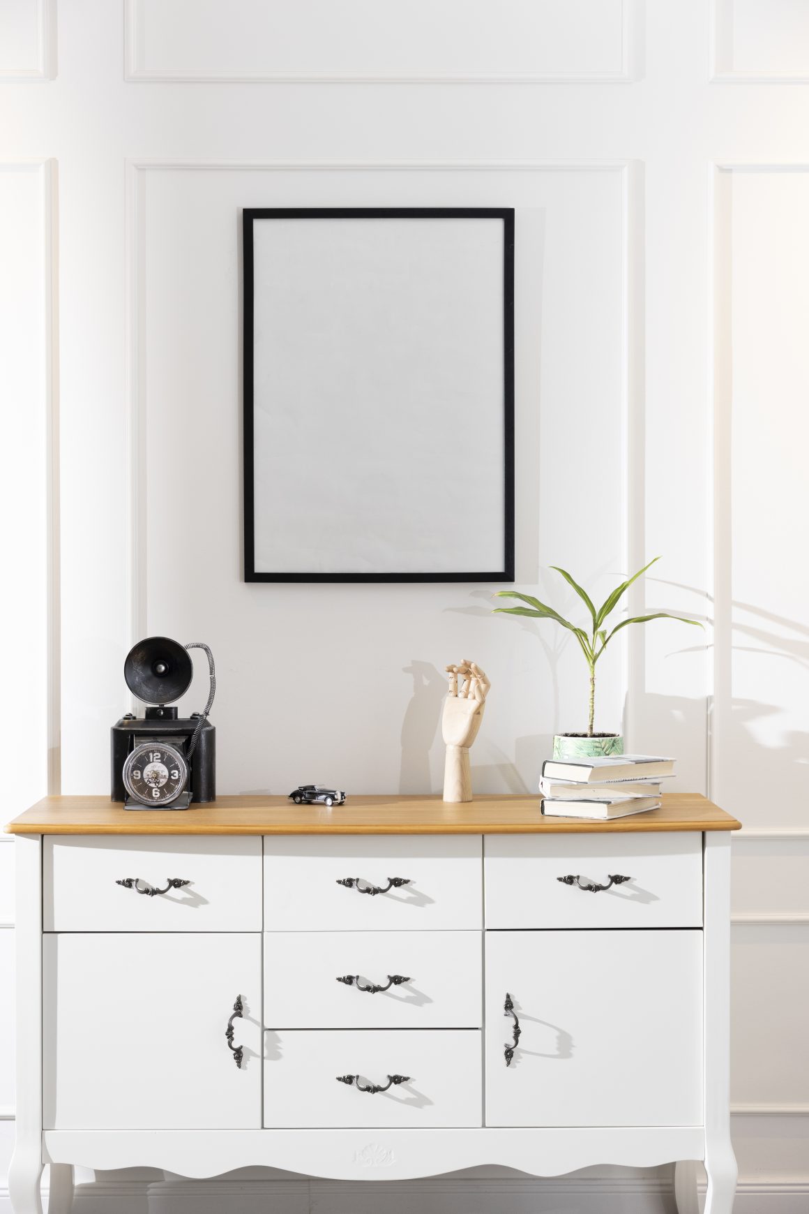 Donnez du peps à votre commode et illuminez-la avec cette teinte blanche éclatante.