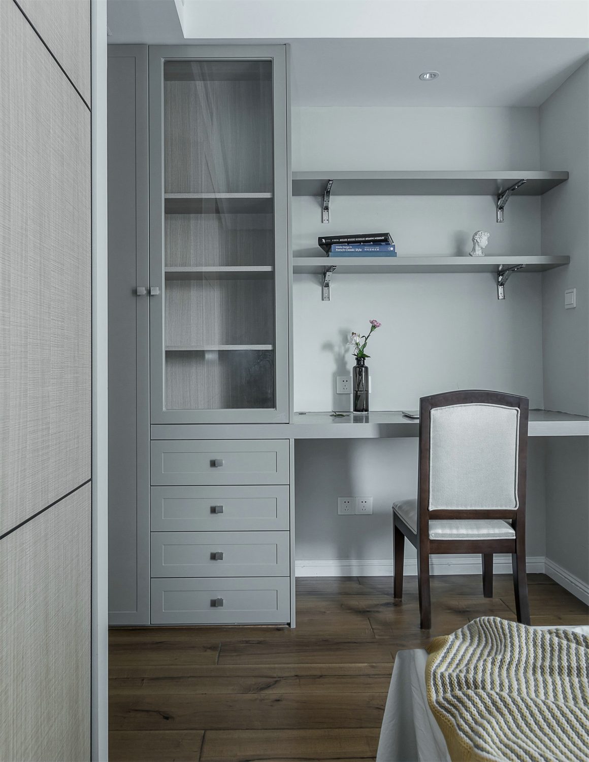 Espace cosy, ambiance élégante et intemporelle, avec un coin de travail aux tons gris.