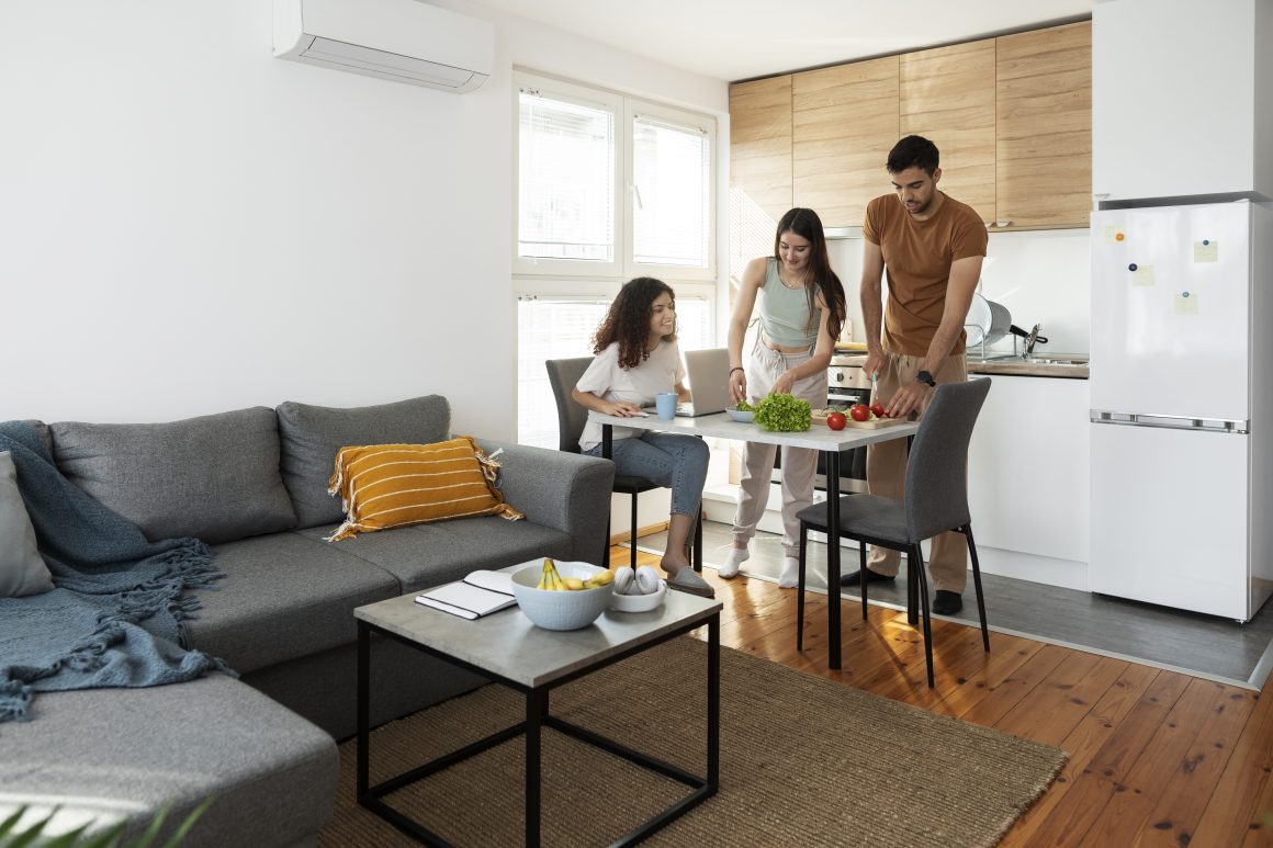 3 personnes dans une cuisine ouverte sur salon.
