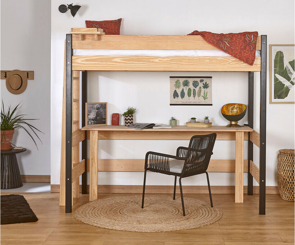 Lit mezzanine bois avec bureau intégré, chaise noire avec déco nature.