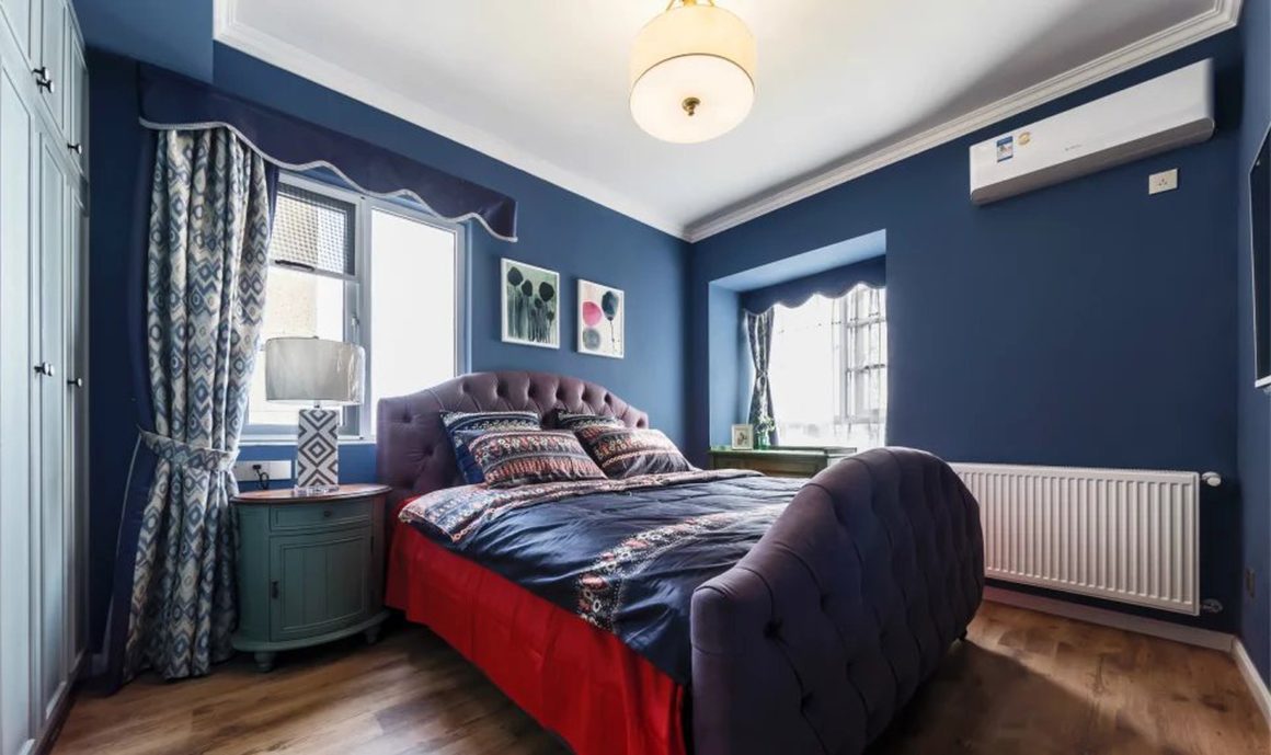 Peinture chic et sophistiquée, le plafond peint en blanc pour plus de luminosité.