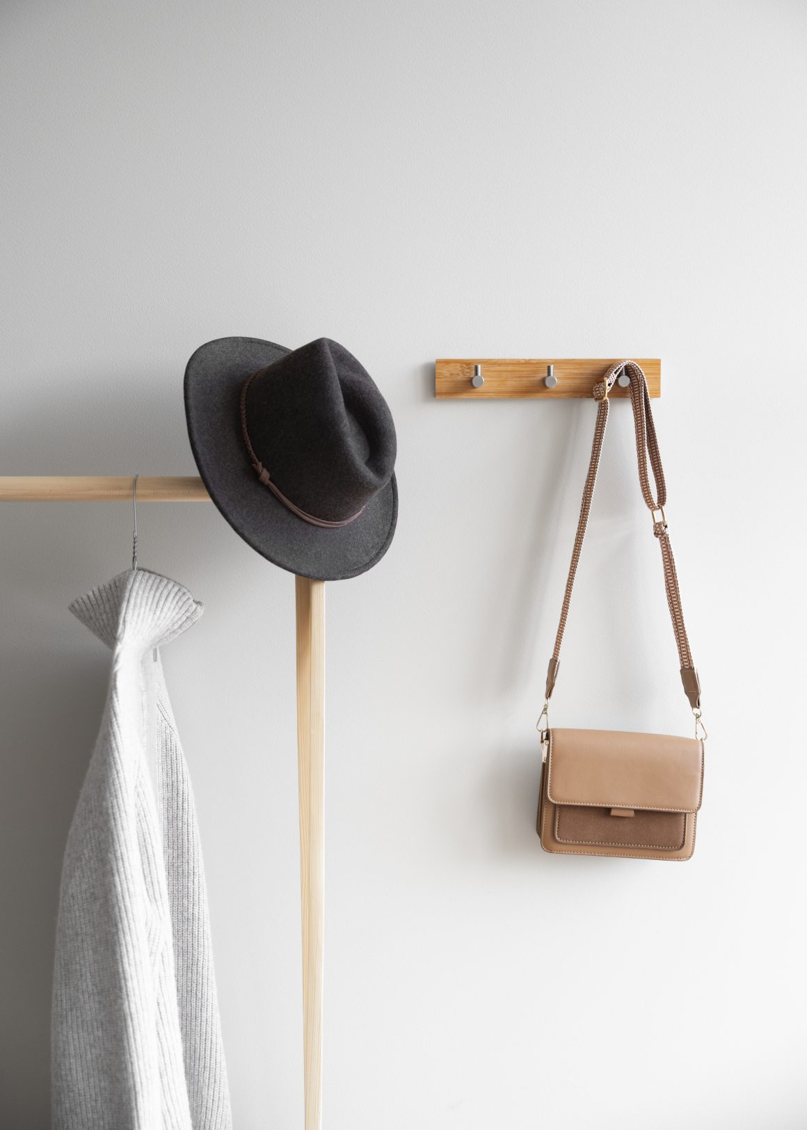Portemanteau mural en bois avec sac.