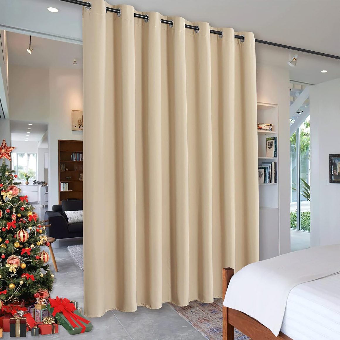 Rideau beige épais séparant une chambre cosy d’un salon dans un studio.