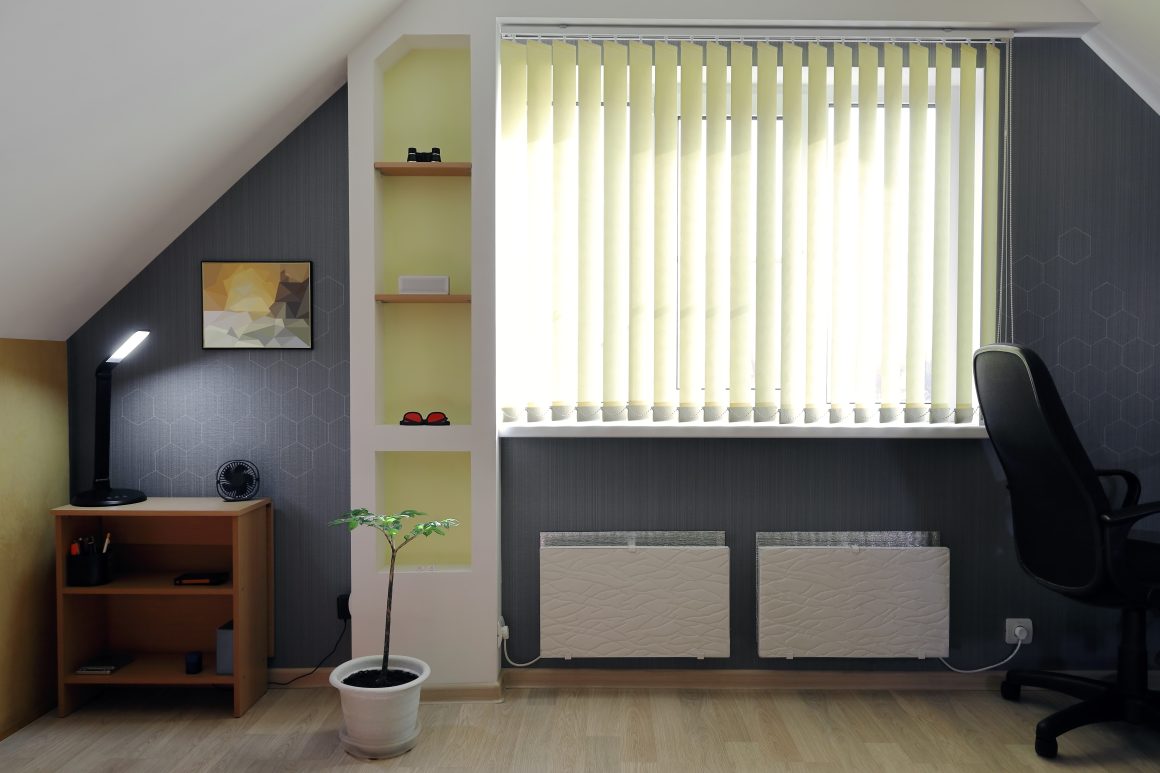 Un bureau moderne avec un piquet, étagères, fenêtre avec stores, plante, fauteuil, et éclairage.