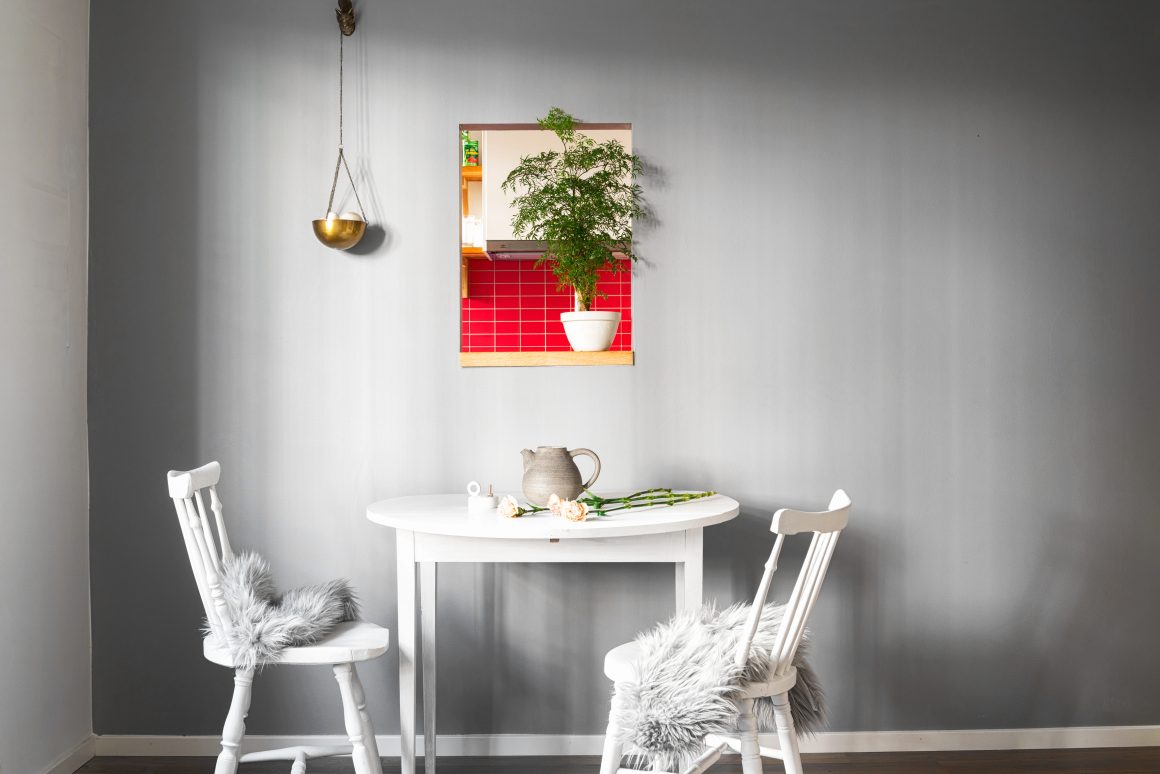 Symbole de calme et de sérénité, la table et les chaises ont été repeintes en blanc.