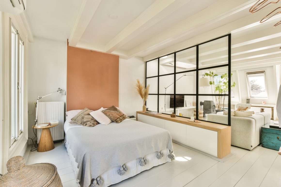 Chambre et salon séparés par une verrière atelier.