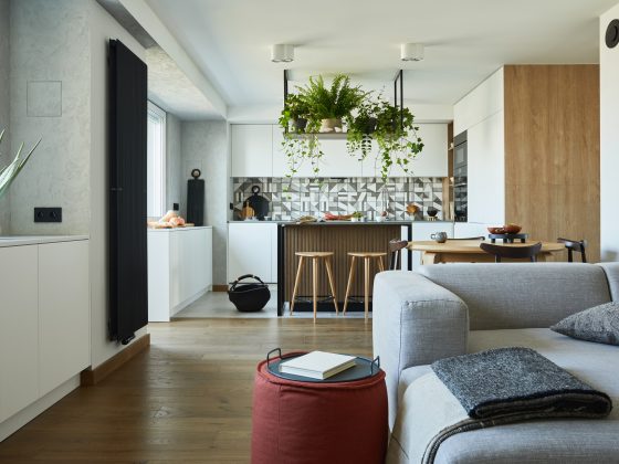 Aménagement intérieur maison incluant salon moderne avec cuisine ouverte.