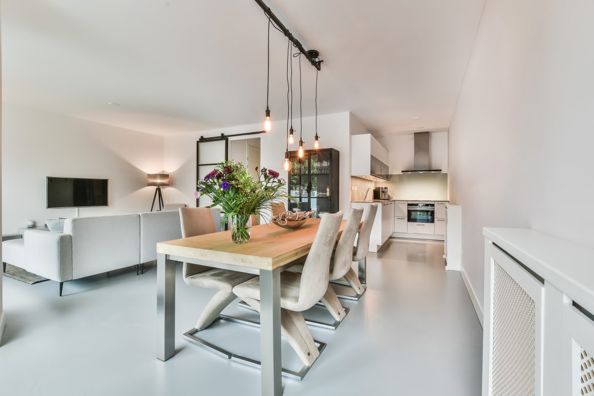 Aménagement intérieur maison avec salon et cuisine modernes.