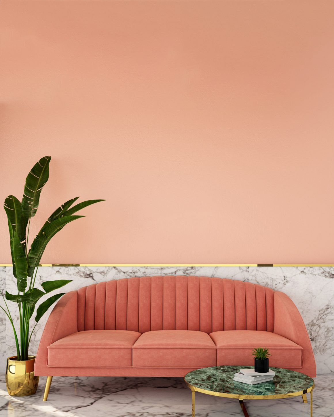 Salon incluant canapé corail à dossier capitonné, table basse en marbre vert et une plante en pot doré.