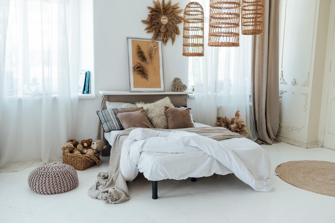 Déco chambre bohème incluant coussins douillets, peluches, rideaux légers et luminaires en osier.