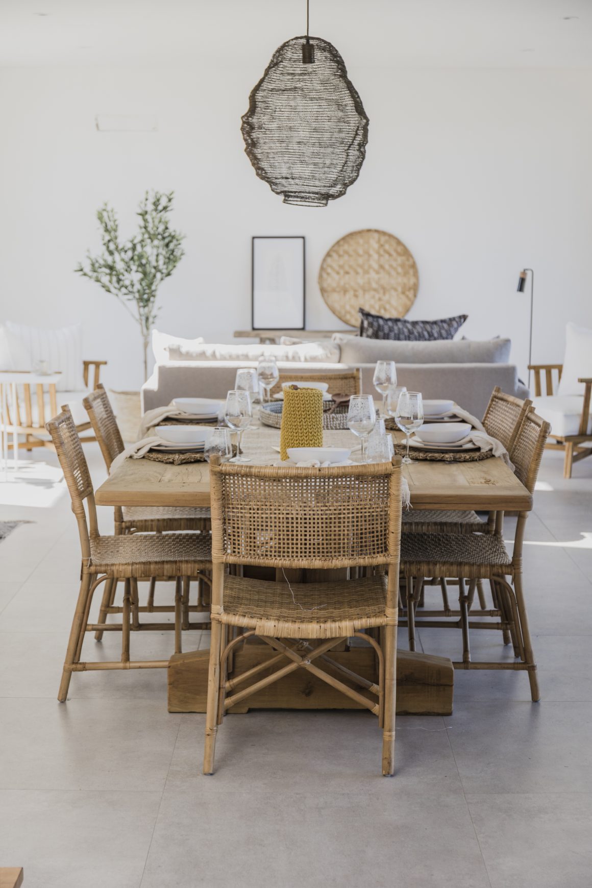 Idées déco salon avec salle à manger incluant meubles en rotin et luminaires suspendus.