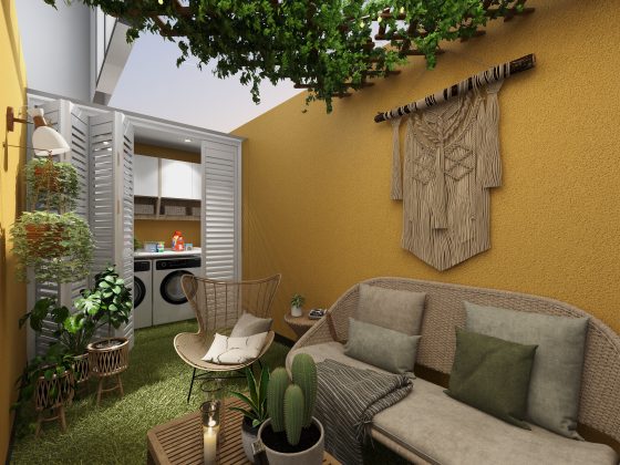Petite terrasse aménagée avec canapé, fauteuil, plantes variées, tapis gazon et déco murale macramé.