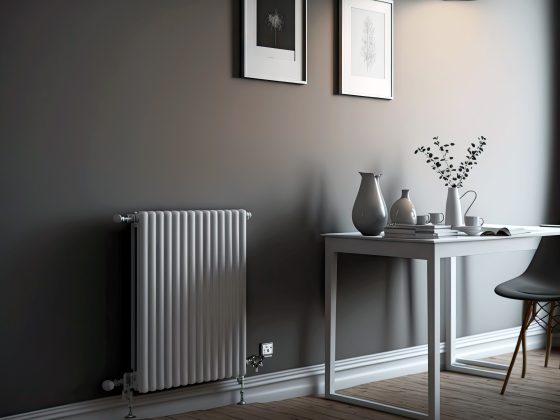 Radiateur électrique mural design dans un intérieur minimaliste incluant une table avec des objets décoratifs.
