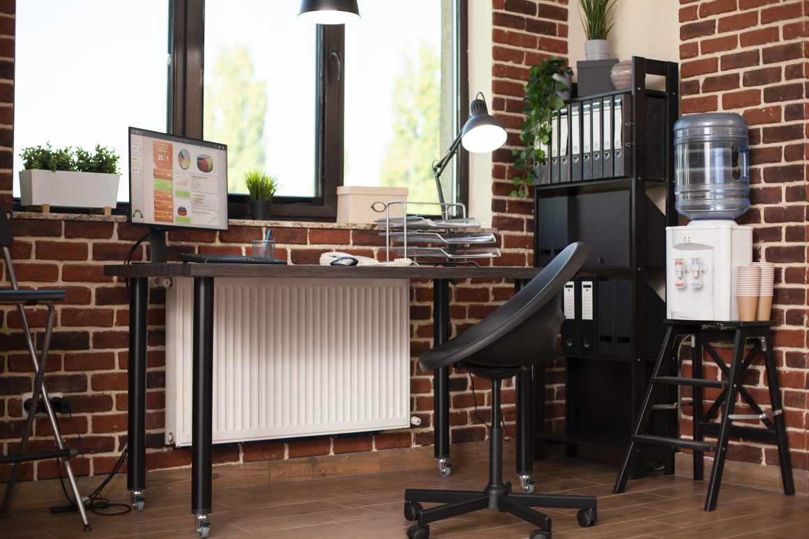 Radiateur électrique mural design installé dans un bureau professionnel avec mur en brique.