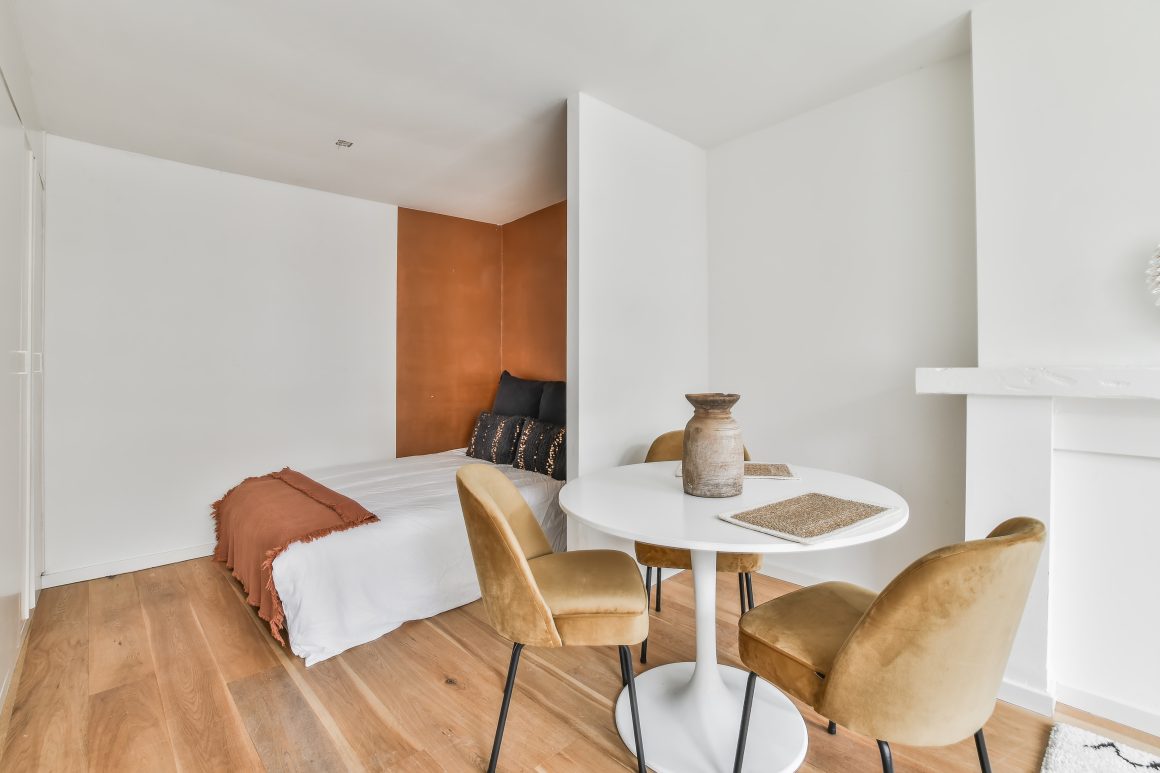 Studio avec espace nuit et pièce à vivre séparés par une demi cloison.