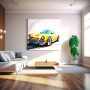 Salon moderne avec canapé blanc, table basse en bois, cadre de voiture jaune et plante verte