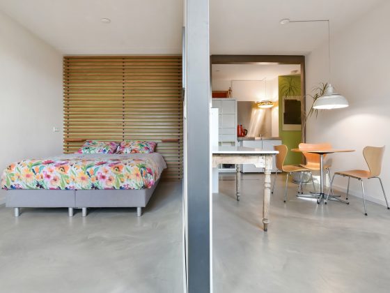 Transformer un studio 30m2 en 2 pièces : chambre moderne et pièce à vivre séparées par cloison.
