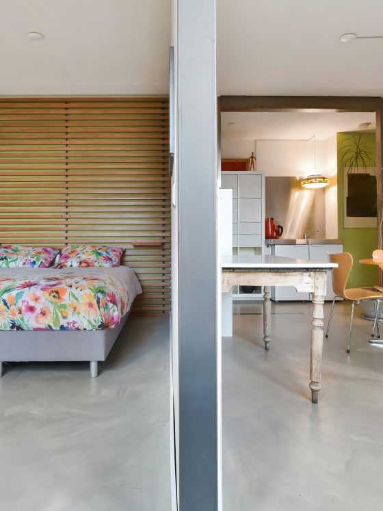 Transformer un studio 30m2 en 2 pièces : chambre moderne et pièce à vivre séparées par cloison.