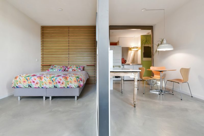 Transformer un studio 30m2 en 2 pièces : chambre moderne et pièce à vivre séparées par cloison.