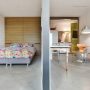Transformer un studio 30m2 en 2 pièces : chambre moderne et pièce à vivre séparées par cloison.