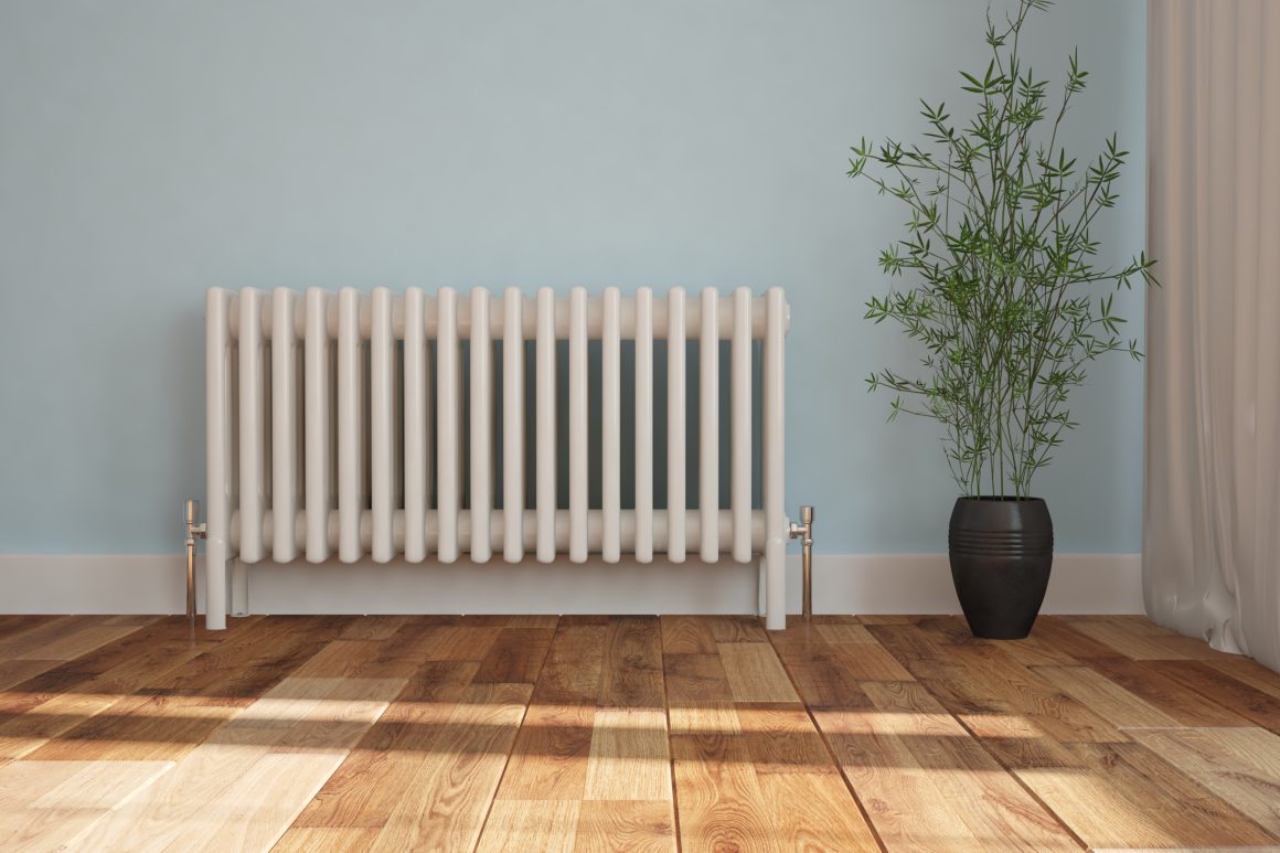 Un radiateur électrique fixé au mur dans un intérieur lumineux incluant une plante.