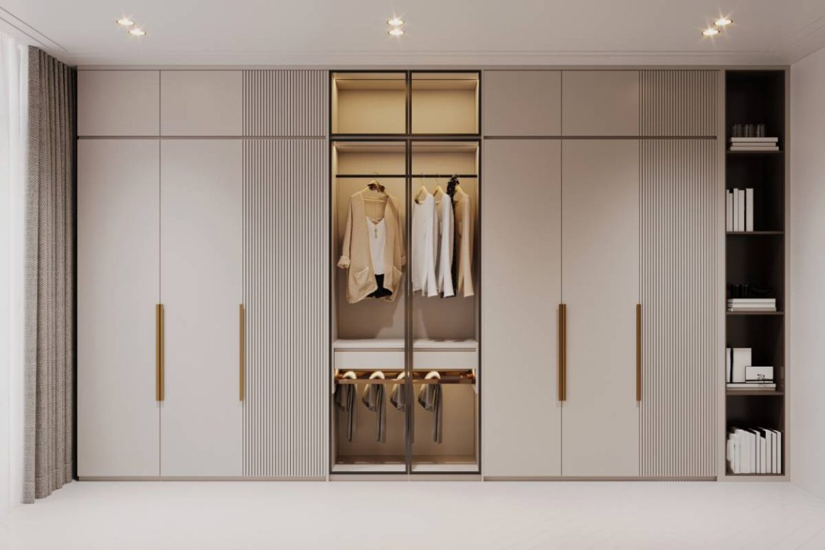 Dressing moderne beige avec portes cannelées et poignées dorées