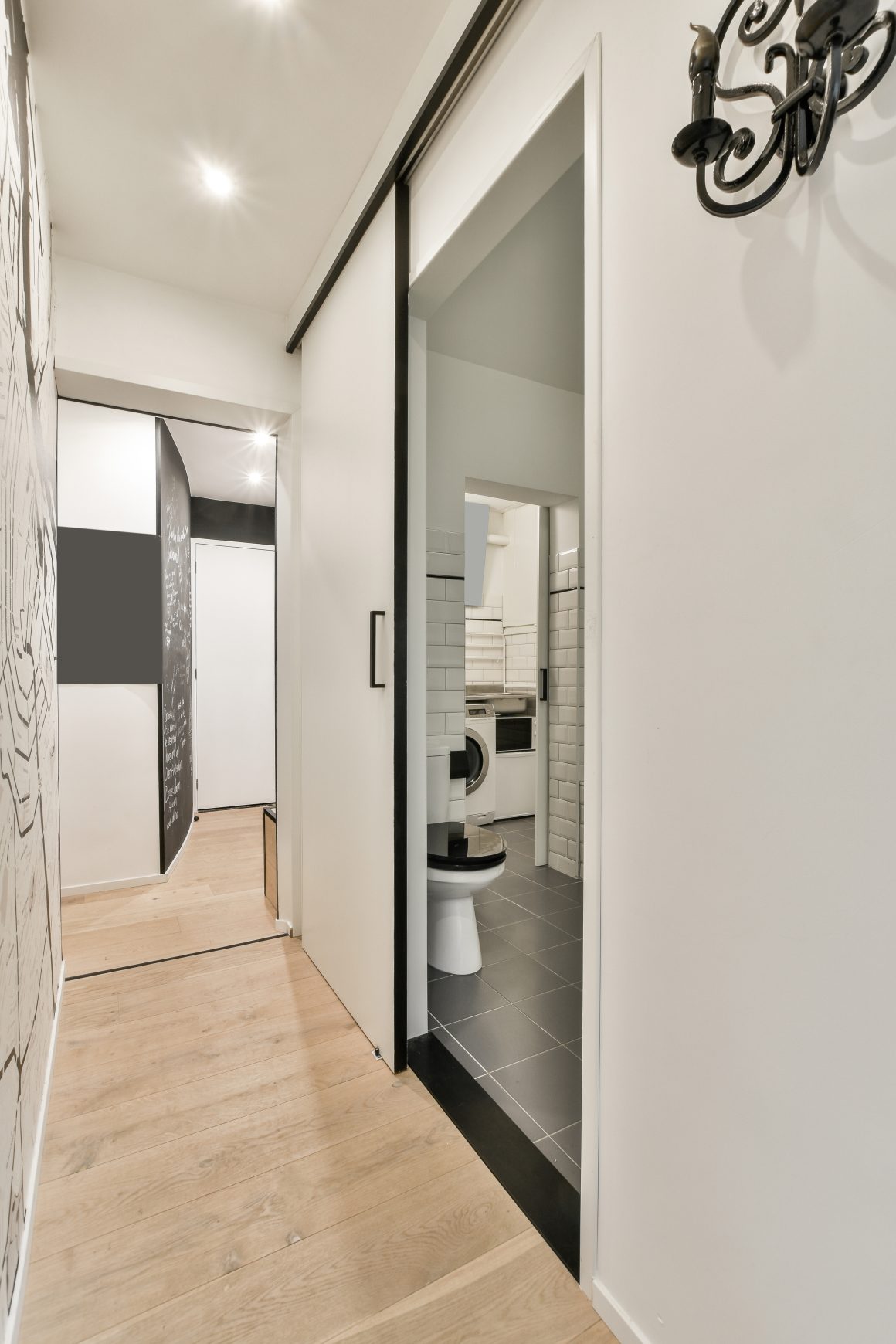Petite salle de bain aménagée avec une porte coulissante