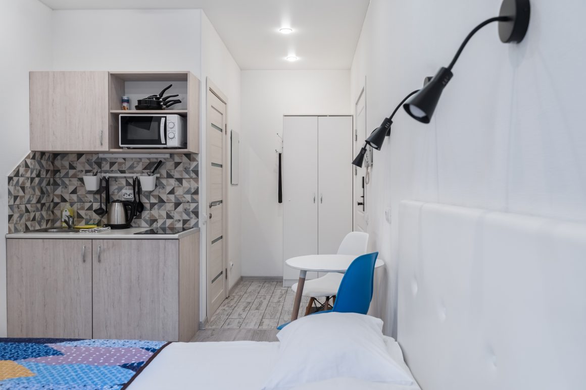 Aménagement petit studio 15m2 avec coin kitchenette, petite table et lit