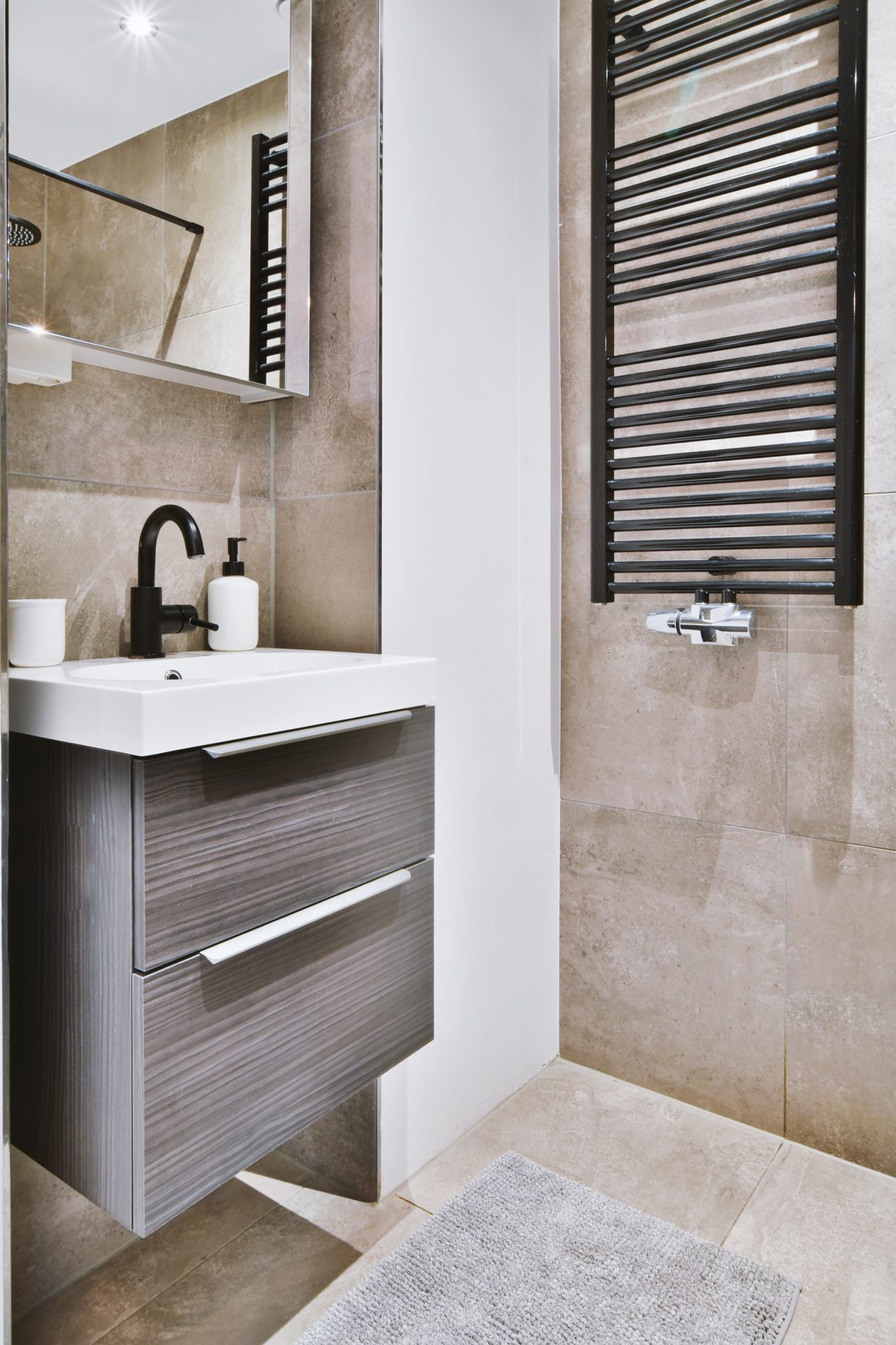 Salle de bain 4m2 lumineuse avec miroir, meuble lave mains, sèche-serviettes et carrelage beige