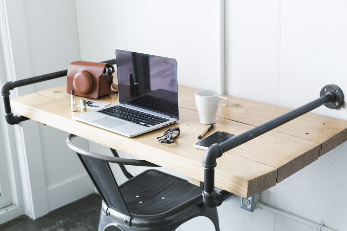 Bureau en bois, suspendu, installé pour aménager chambre 9m2