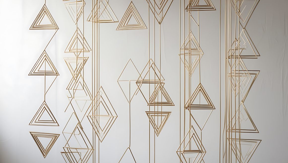 Décoration d’un mur blanc avec des formes géométriques couleur dorée pour un effet original et design.