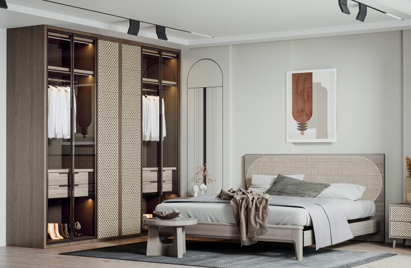 Feng shui dans une chambre avec mobilier en bois clair et éclairage discret