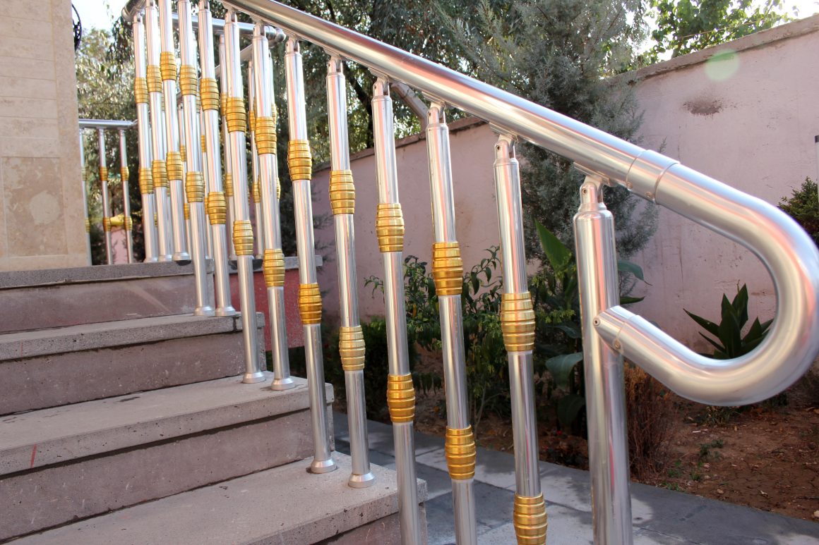 Rampe d'escalier métallique brillante avec ornements dorés